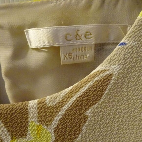 C&E Sleeveless Khaki Floral Blouse in Extra Small with Blue and Yellow Flowers - Picture 2 of 7
